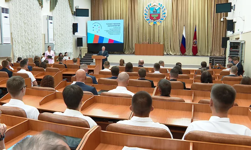 В правительстве Алтайского края вручили дипломы выпускникам федерального проекта «Профессионалитет»